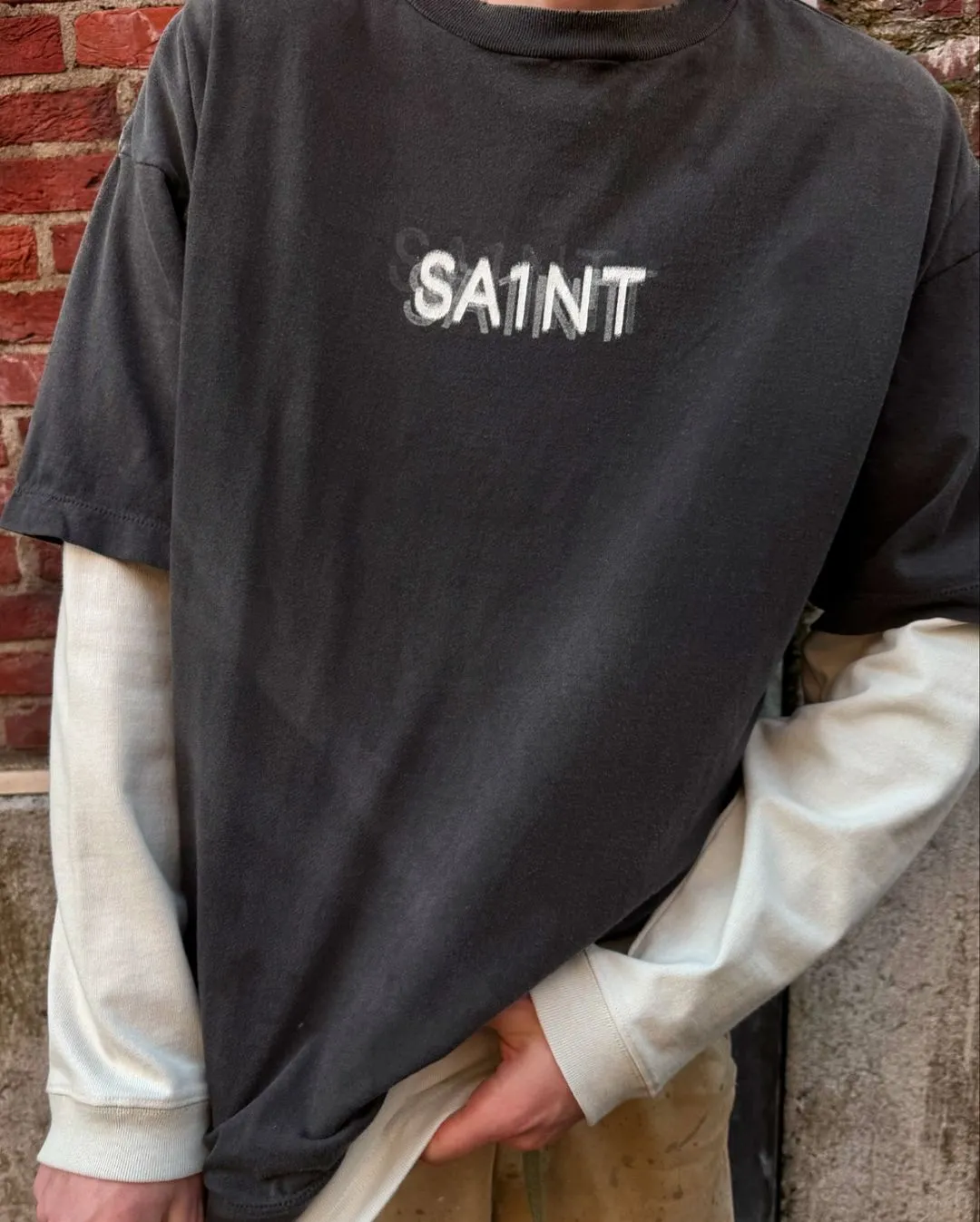 SAINT Mxxxxxx SEVEN DEADLY SS TEE/BLK Phantom SAINT Seven Deadly Sins Printed TEE Washed Black S-XL Look for cylindrical fabrics with no side seams. Don’t buy open width fabrics anymore. It’s boring. Assute garments are dyed. The whole piece is sprayed with Ma Liu. Then spray the heavy parts to fade. The collar and cuffs are frayed. Many hangings are frayed. Accessories are complete. Customized original consistent main mark/wash mark/little angel anti-counterfeiting mark.